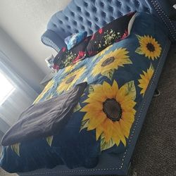 Cama incluido Colchon Y Dos Mesitas De Noche