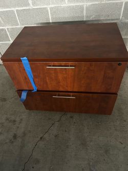 LIKE NEW - Solid wood dresser / file cabinet (with lock)