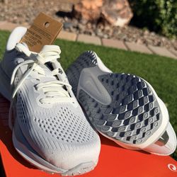 Womans Nike Quest 6 / Size 6