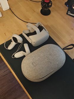 Oculus Quest 2 w/ Meta Carrying Case