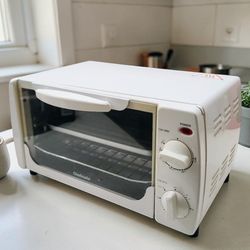 White 4 Slice Countertop Toaster Oven with Convection (Chefmate)