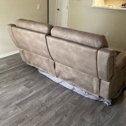 Dual reclining loveseat