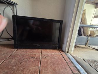 Vizio 32" LCD TV w/ Swivel Mount