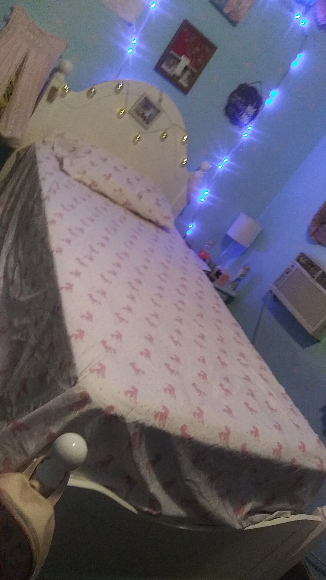Cama twin con colchones