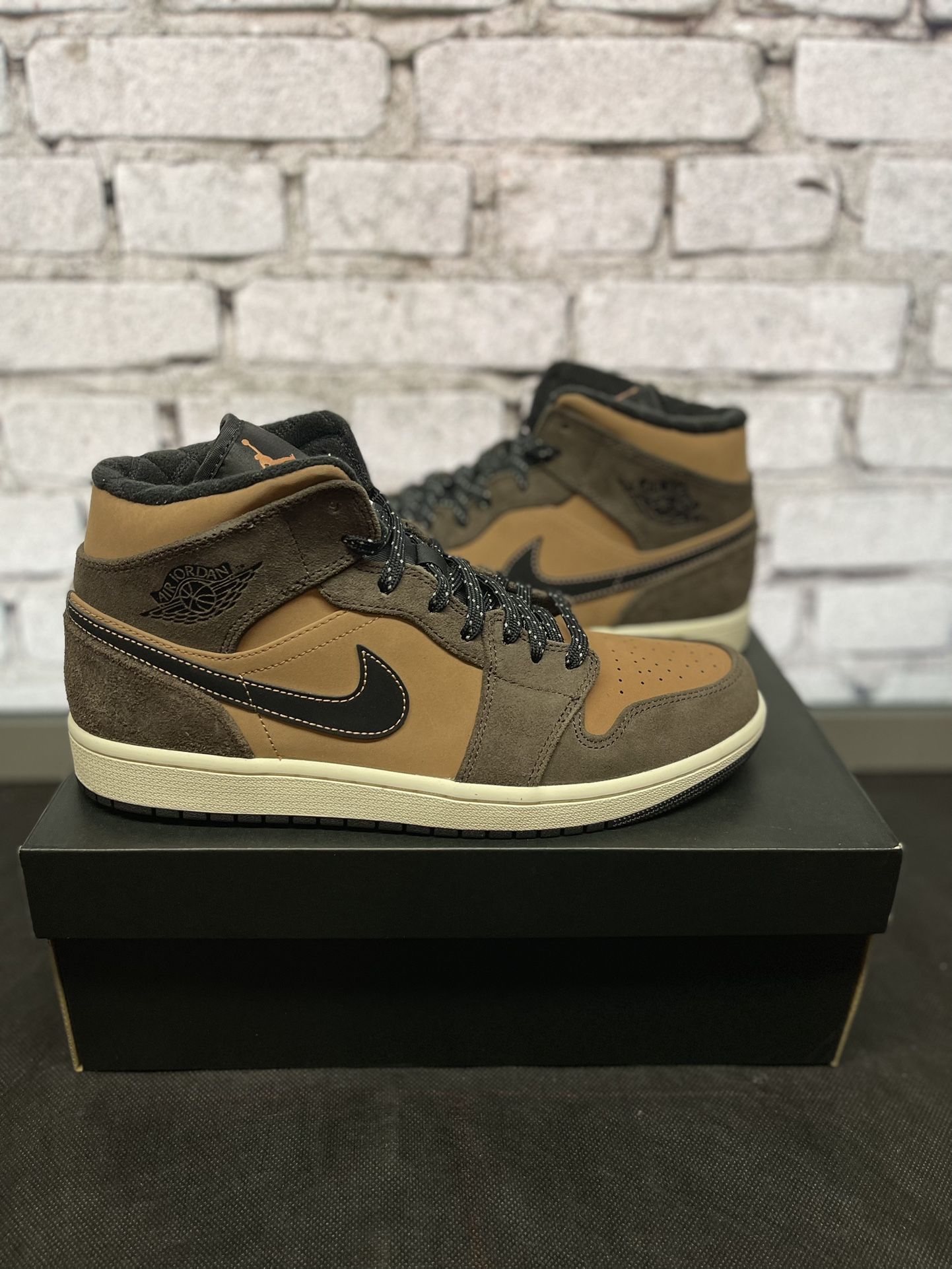 Nike Air Jordan 1 Mid Chocolate Size 10.5m / 12w  & Accessories