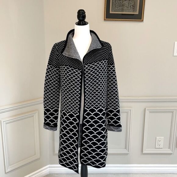 Cocogio Italian Women’s black & white sweater. Size M