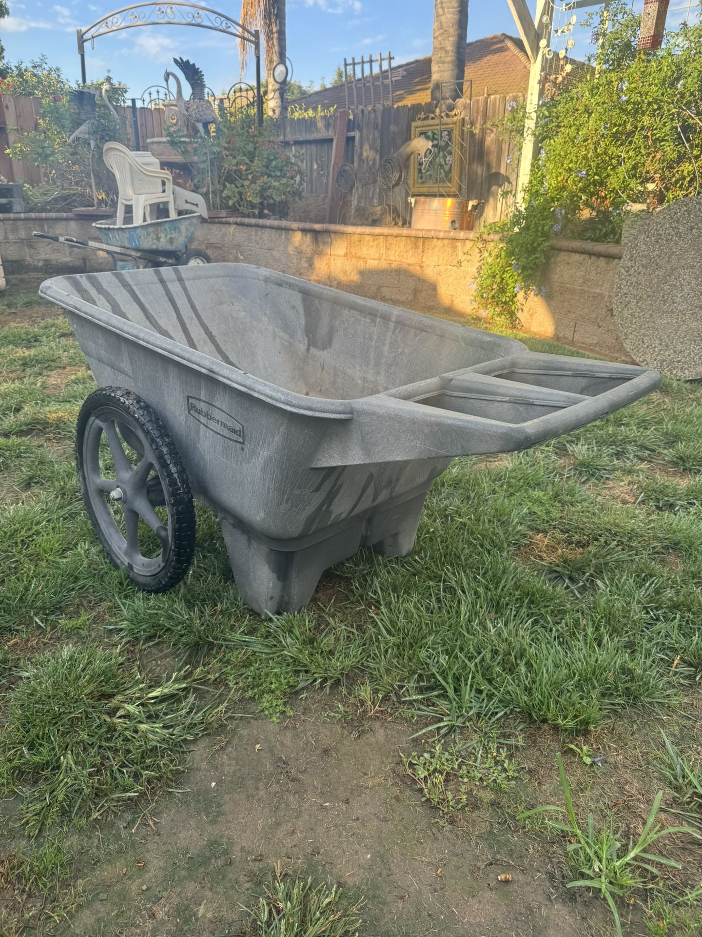 Rubbermaid Big Wheel Cart