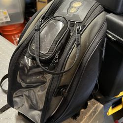 Magnetic motorcycle bag to go on tank