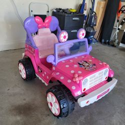 Excellent Condition Minnie Mouse 12V kid Trax W/Charger Included