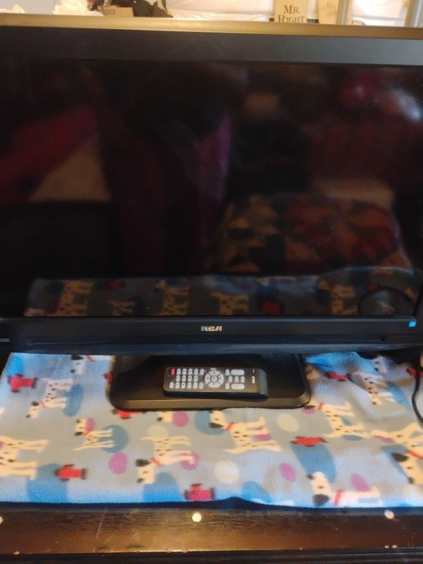 32 Inch TV For Sale With Remote
