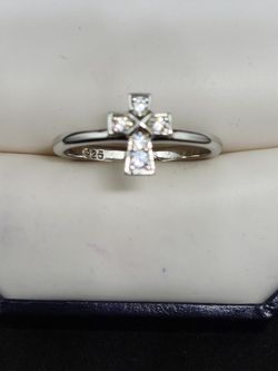 Pretty and dainty cross ring