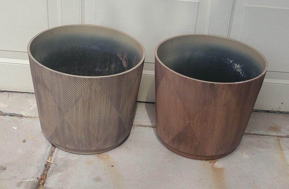 2 Large Flower Pots