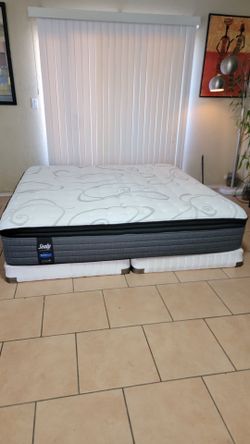 KING SIZE SEALY POSTUREPEDIC MATTRESS AND BOXSPRINGS FOR SALE! IN GREAT CONDITION, FREE DELIVERY