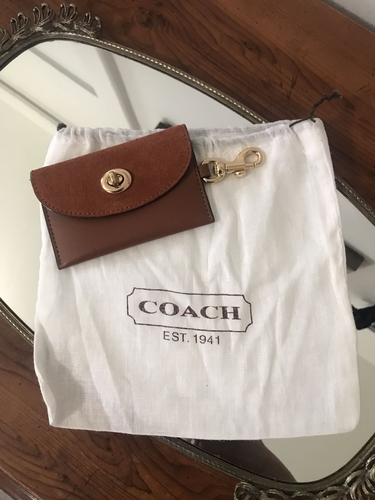 NWOT Coach Elegant Brown Leather Holder 🌹