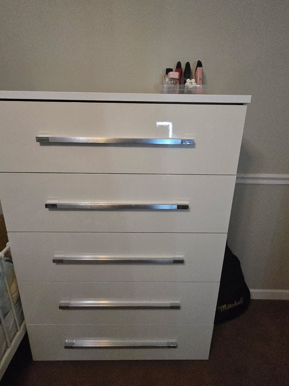 5 drawers White Dresser
