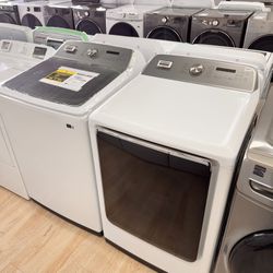 New Samsung 5.1 cu.ft Top load washer and 7.4 cu.ft front load gas dryer set. 