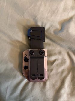 Custom kydex inside-the-waistband (IWB) single magazine carrier in Desert Chocolate Chip