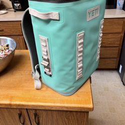 Yeti Aquifer Blue Backflip Cooler