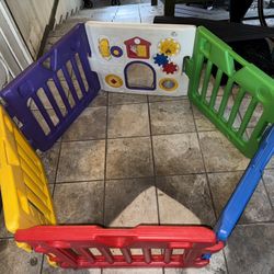 Today's Kids Play Yard 6 panels, 1 w/ built-in toys, vintage 