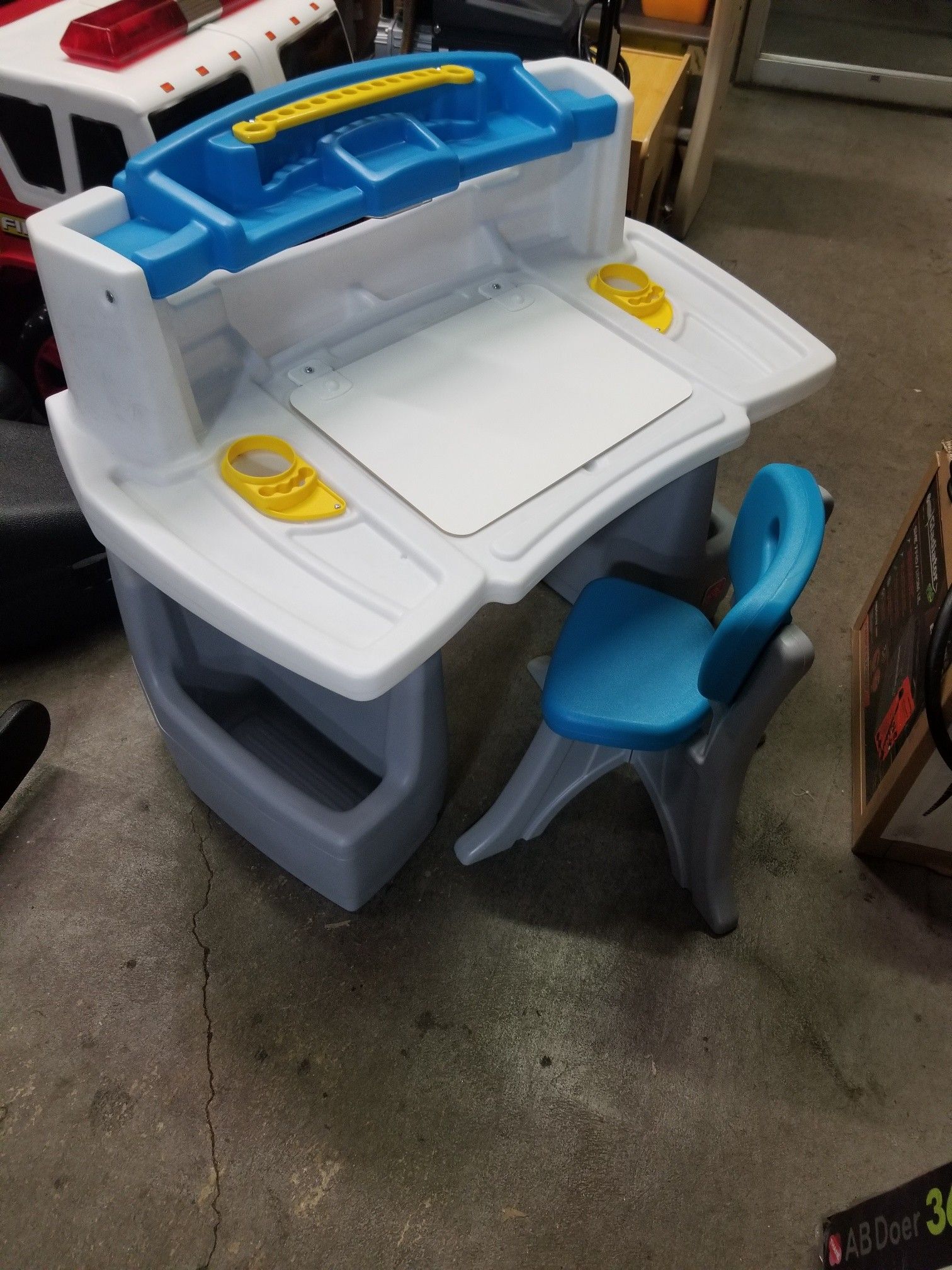 Step2 Deluxe Art Master Kids Desk