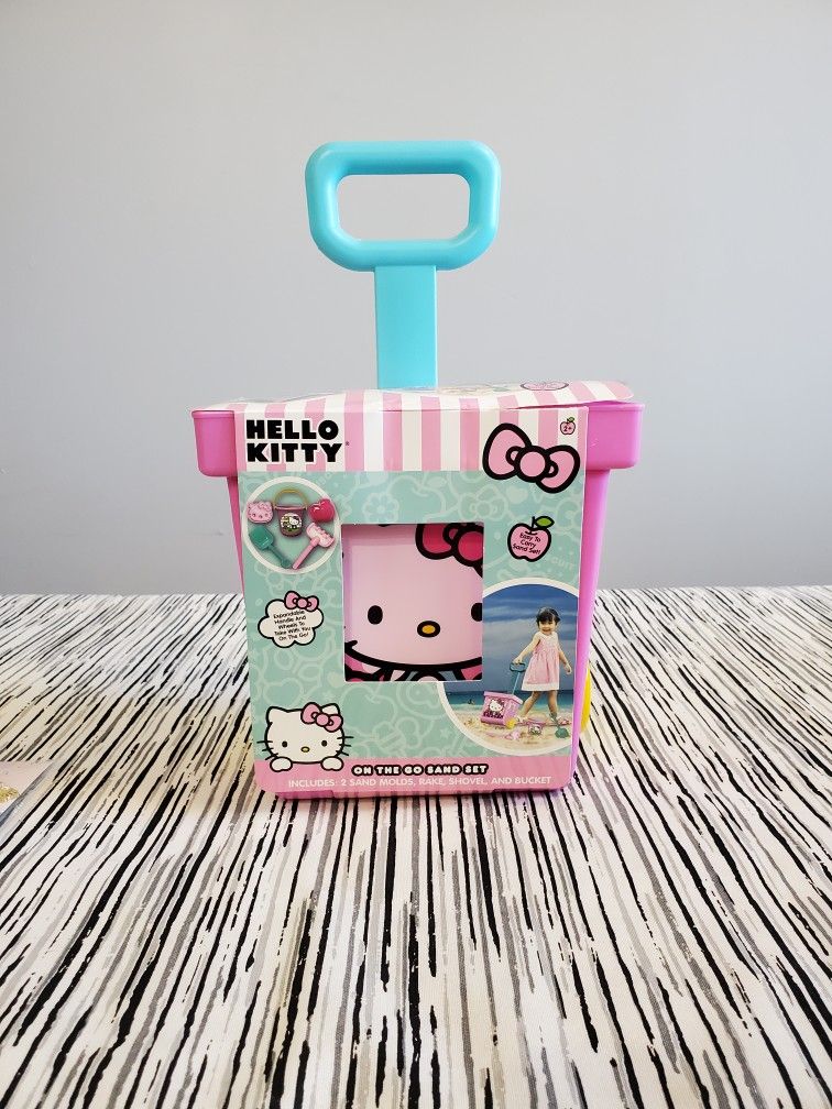 Hello Kitty on the Go Beach and Sand Set with Wheels