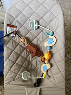 BabyBjörn Bouncer Bliss + Wooden Toy Bar – Sand Grayi