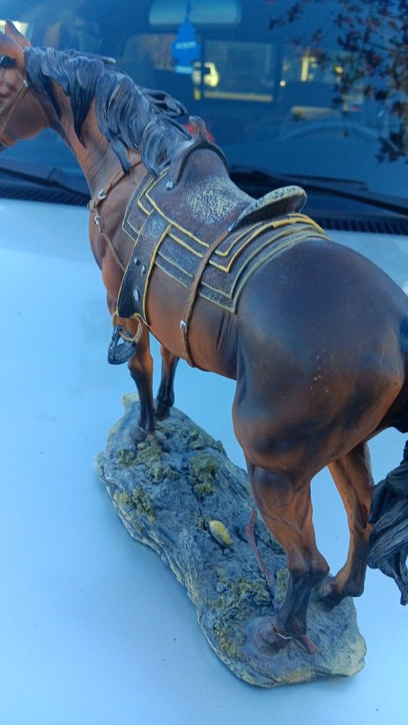 2 Vintage Statue Horses In Good Condition