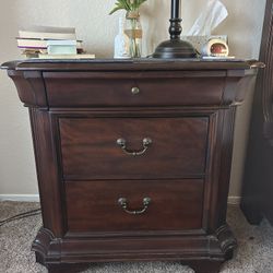 Broyhill 4 Piece Bedroom Set - Dark Mahogany 