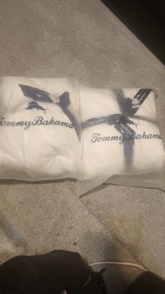 Tommy Bahama Unisex Robe & Blanket