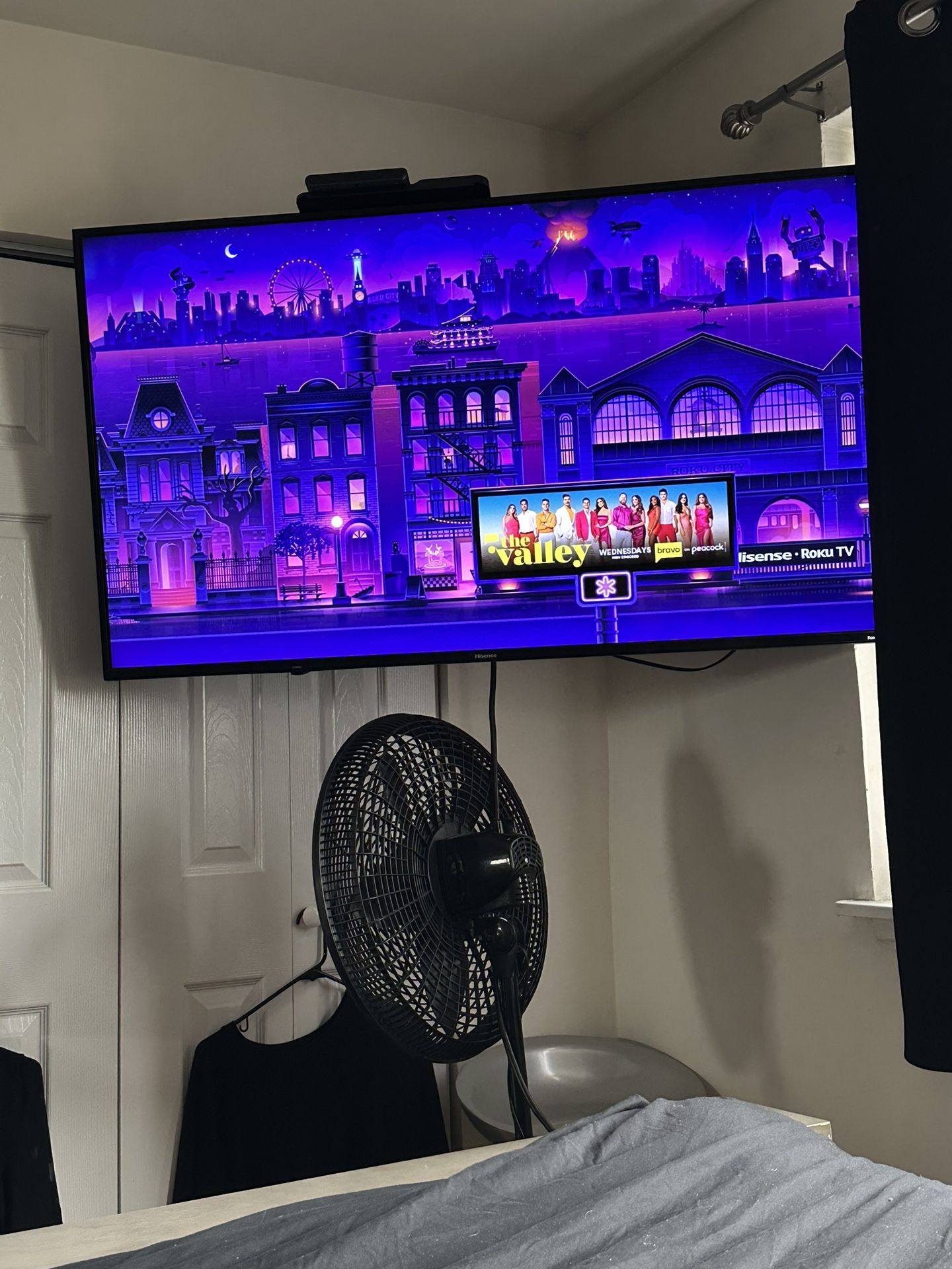 65 “!inch Hisense Roku Tv With Movable Mount