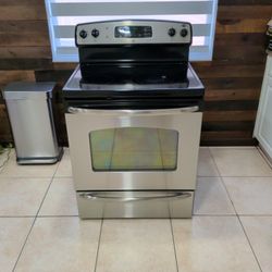 GE Stove In Great Condition 
