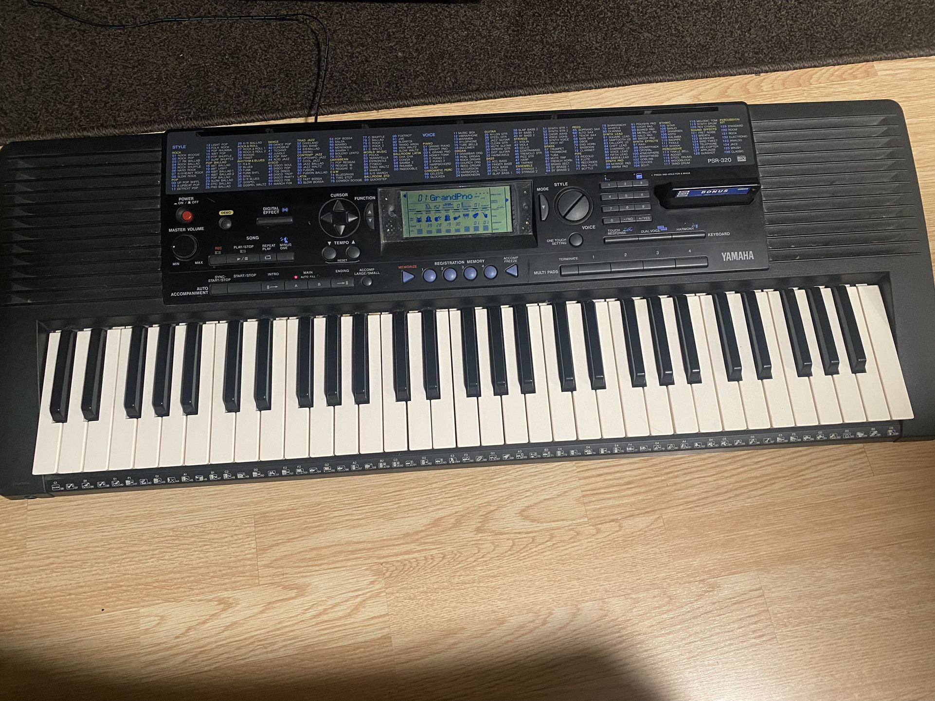 Yamaha PSR -320 Digital electric keyboard 36 keys 32 styles of music w/Power Adapter