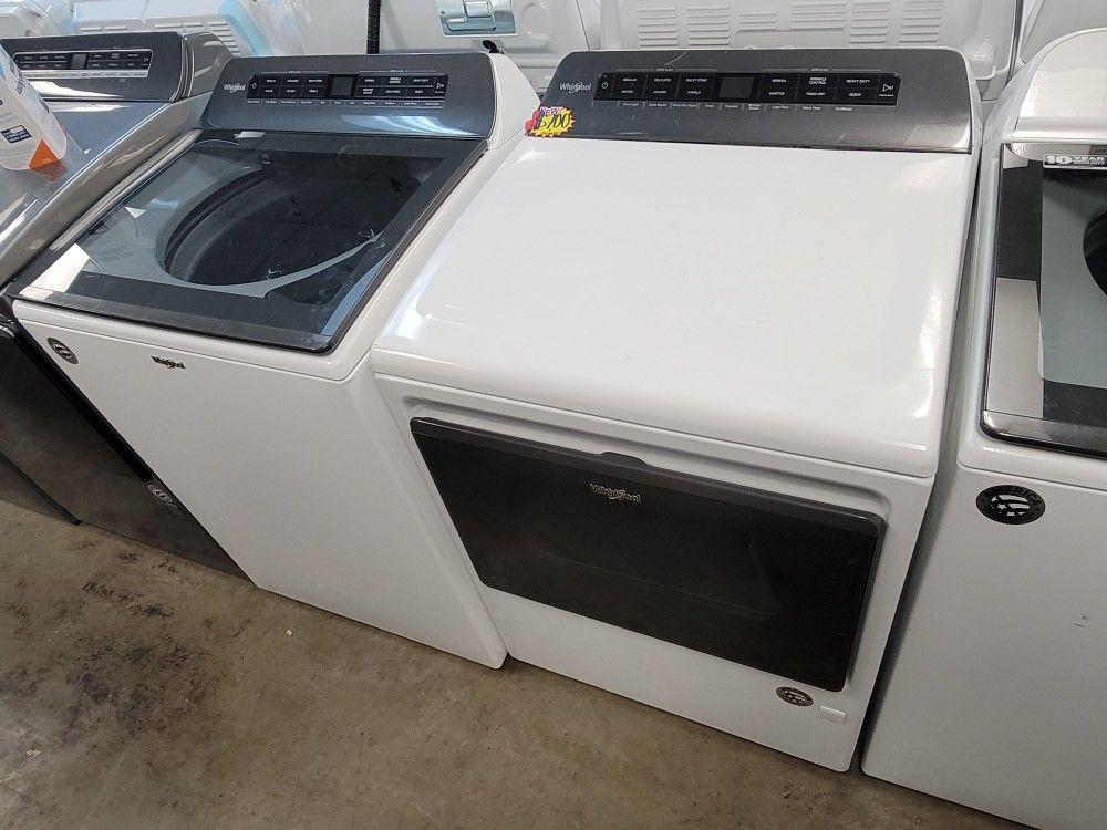 Like New Whirlpool Top Loading Washer With Agitator And Gas Dryer Set