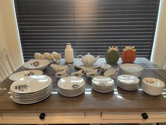 Full dinnerware set for eight!