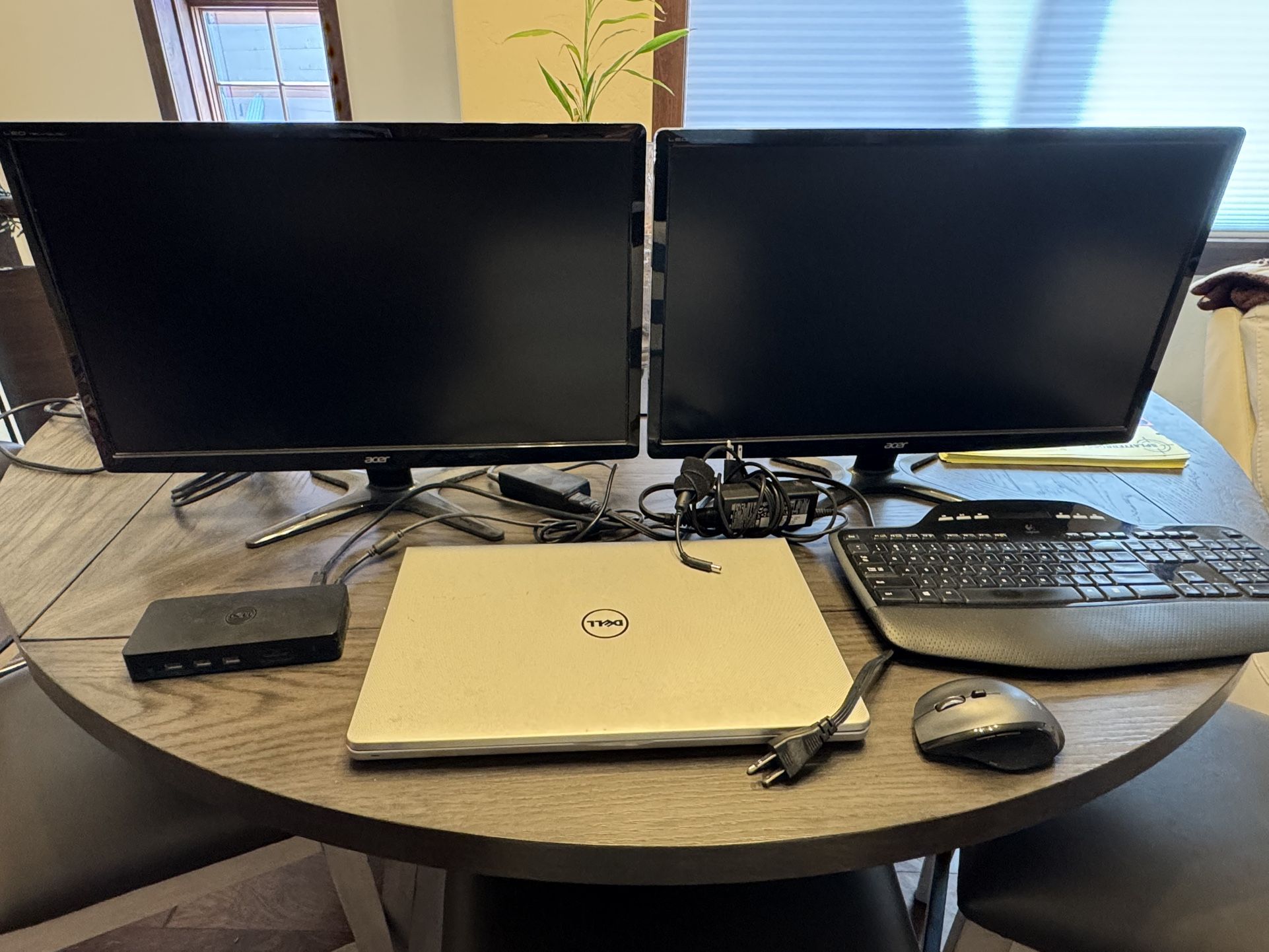 Excellent condition workstation 2 monitors Dell docking station and computer