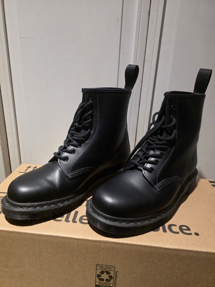 Dr. Martens Unisex 1460 MONO Smooth Leather Lace Up Boots