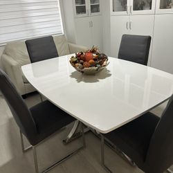 Like new! White DR Table ¡Como nuevo! Mesa de comedor https://offerup.co/faYXKzQFnY?$deeplink_path=/redirect/ manje blan.