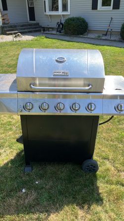 Grill - 5 burner w/ propane tank