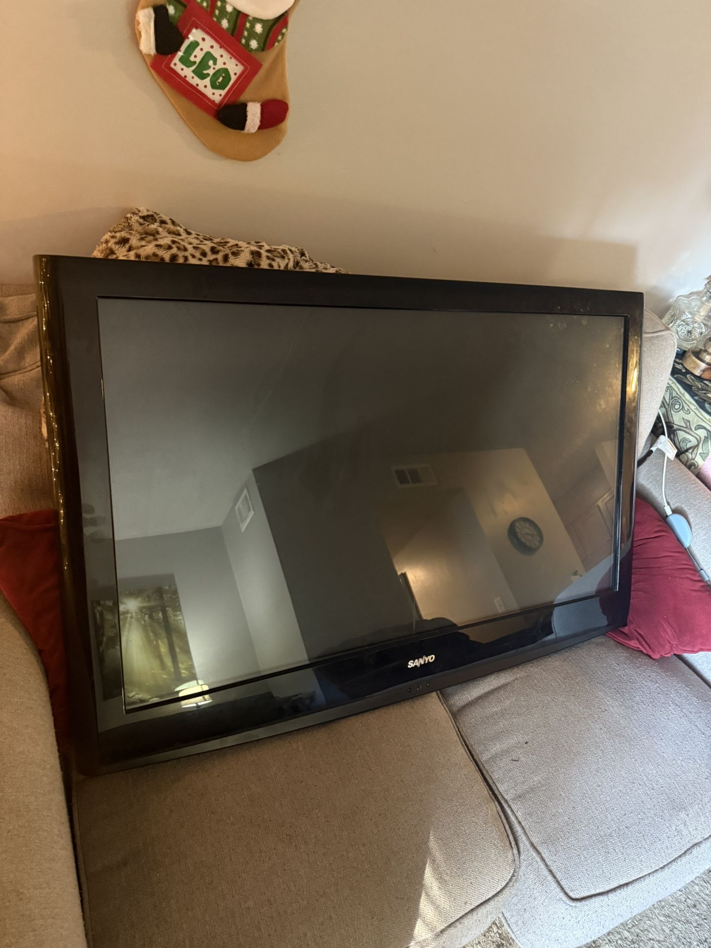 41” Sanyo Mounted TV (NO REMOTE, MOUNT NOT INCLUDED )