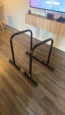 Adjustable dip bar