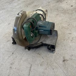 sierra ingletadora con cable Black & Decker. 