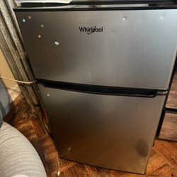 Whirlpool 3.1 mini Fridge 