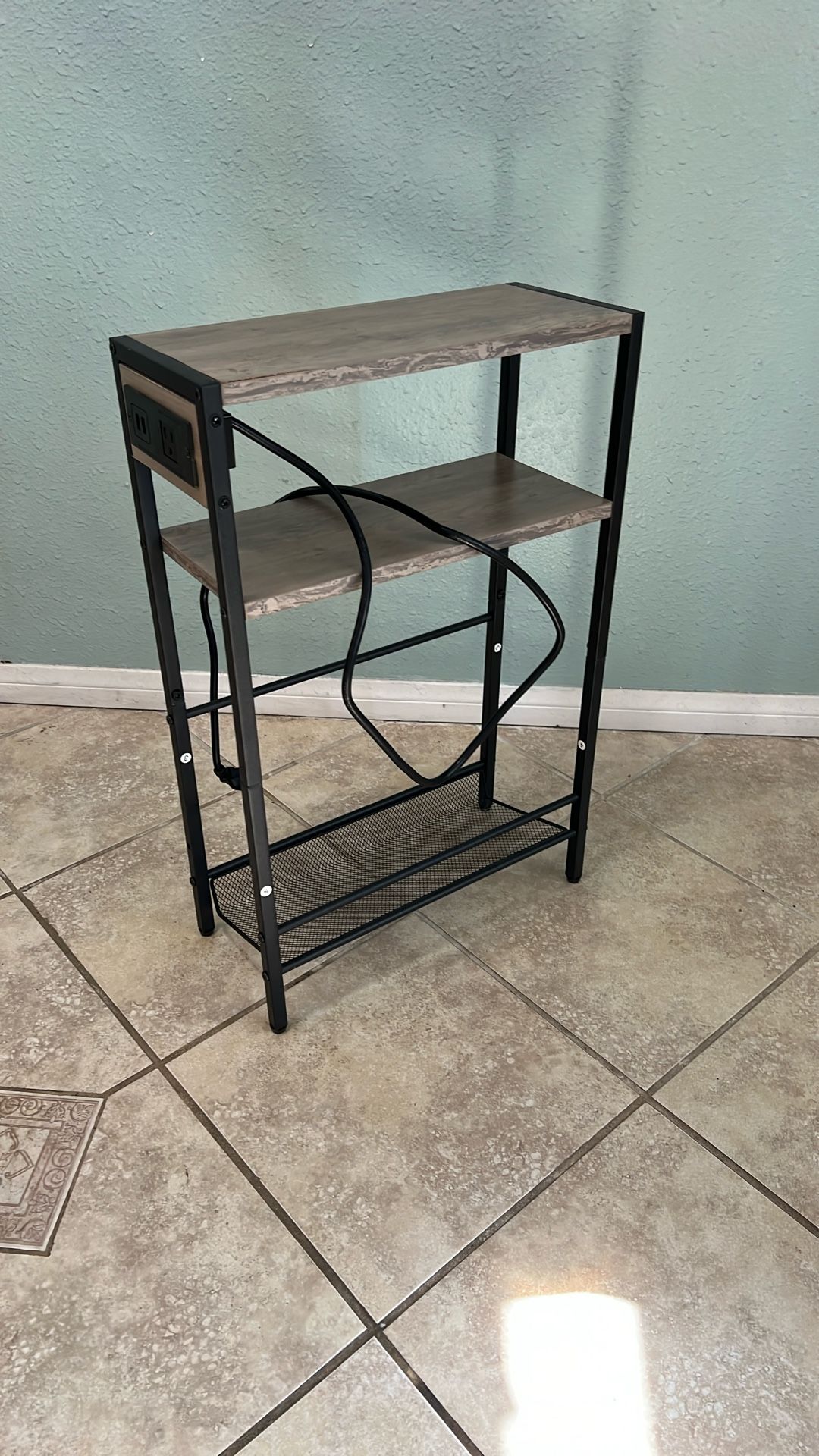 FREE - End Table/Couch Table With Usb And Plug-In Ports