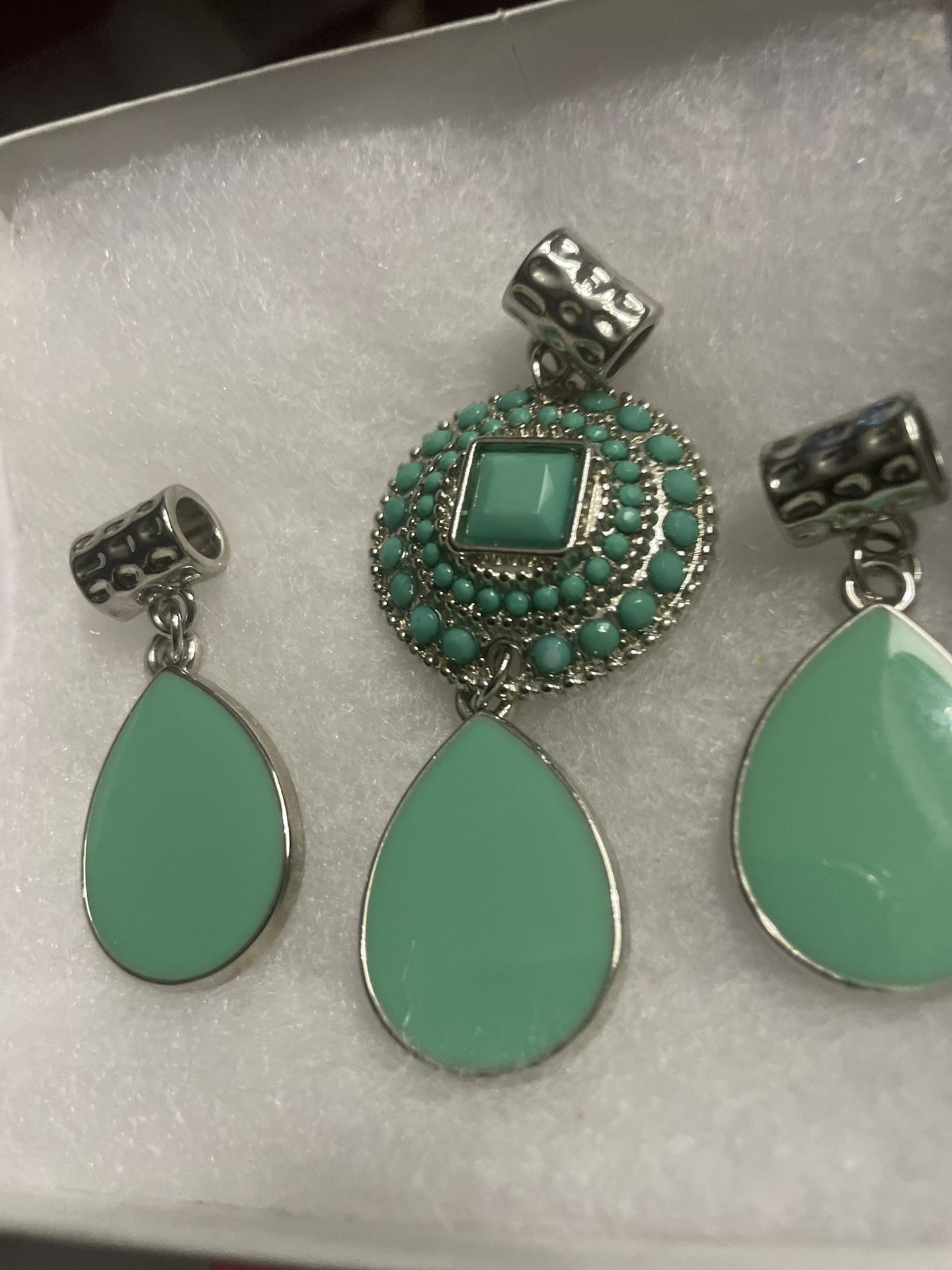 Beautiful Hanging Pendant w/Matching Earrings