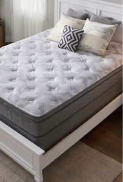 Queen size Serta, Woodbrier series