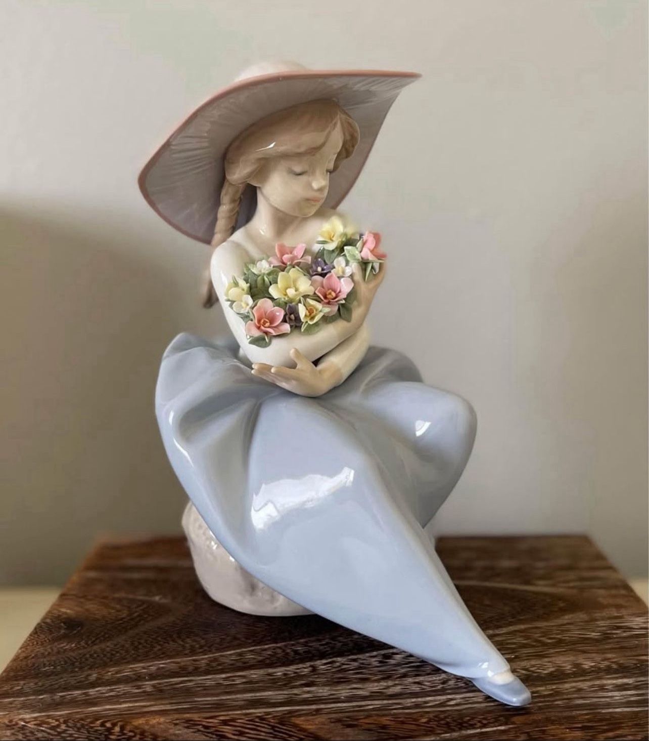 LLADRO Fragrant Bouquet Girl Figurine 