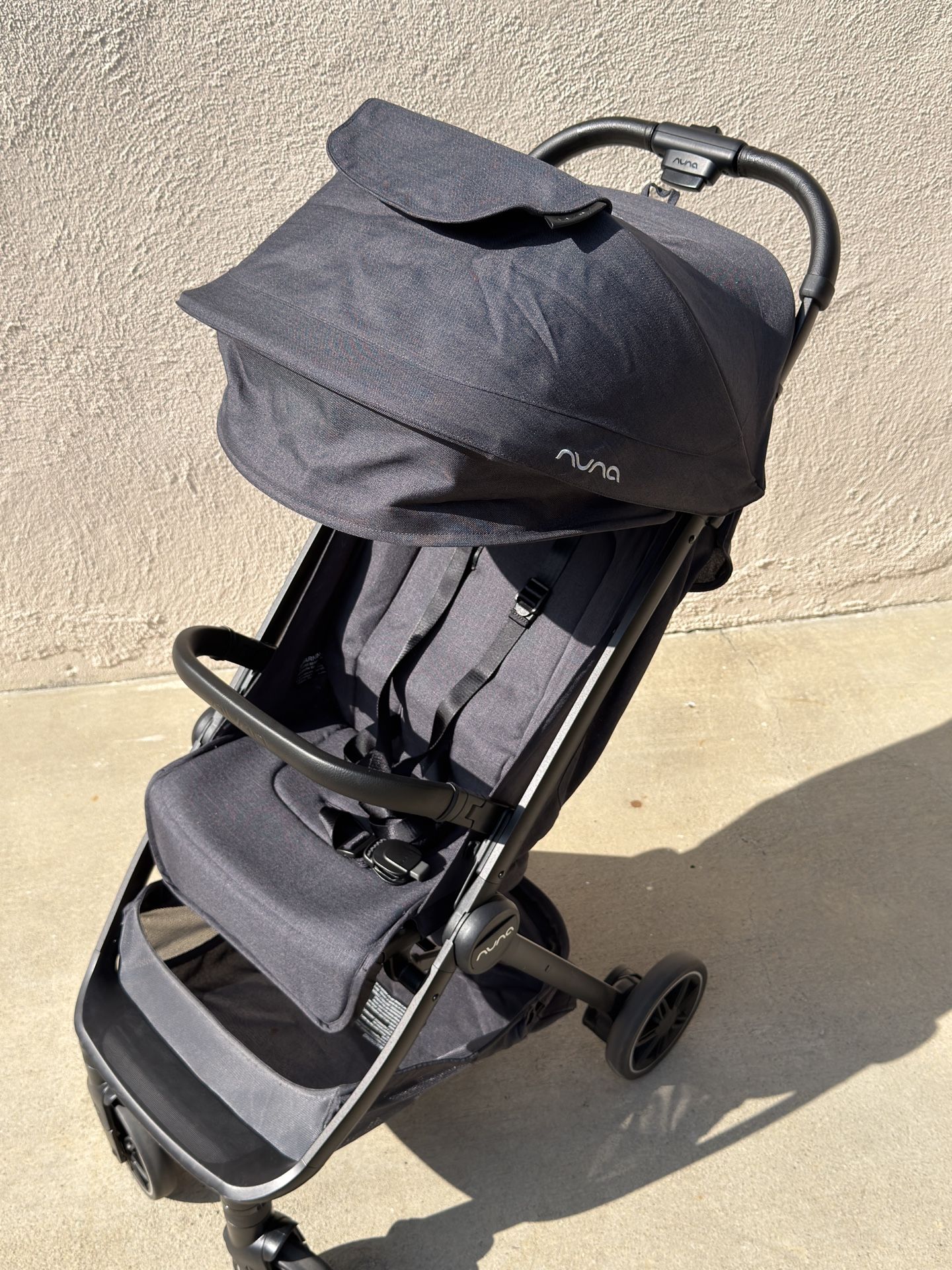 Nuna Light Weight Travel Stroller w/ transport bag