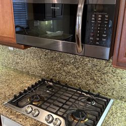 Frigidaire 30” Gas Cooktop And Microwave Hood Set