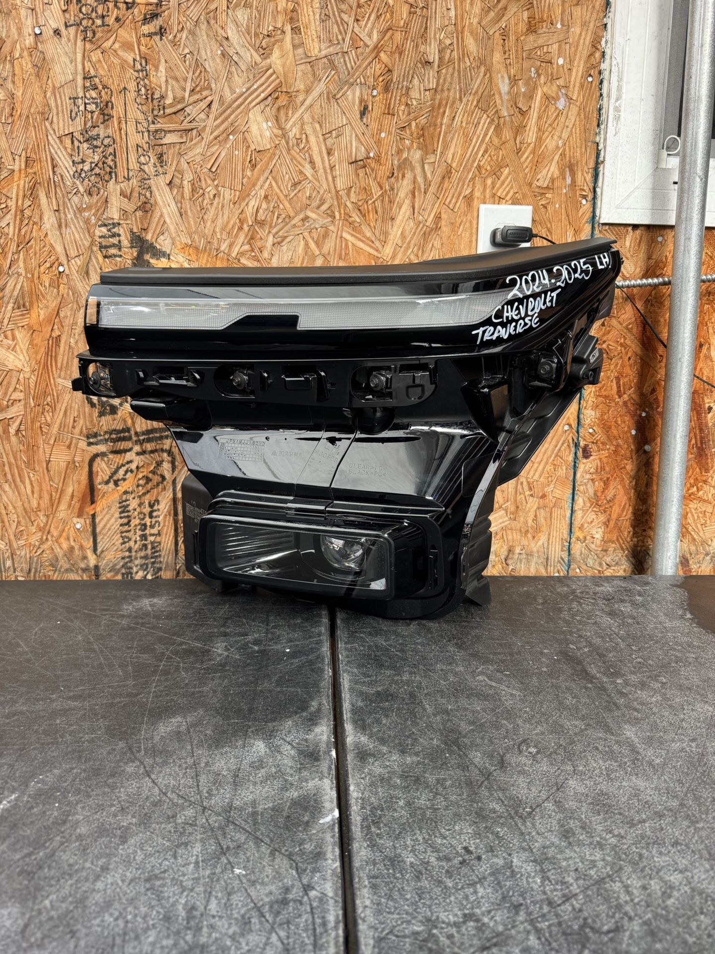 2024 2025 CHEVROLET TRAVERSE LEFT SIDE HEADLIGHT OEM USED