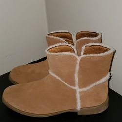 New Ugg Boots Size 7.5 Women's 